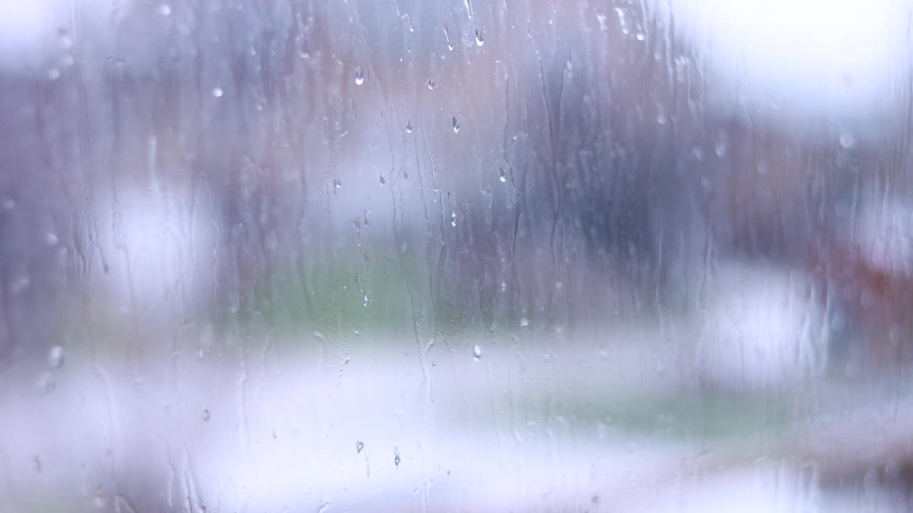 雨滴打在窗玻璃上的时间流逝镜头视频素材