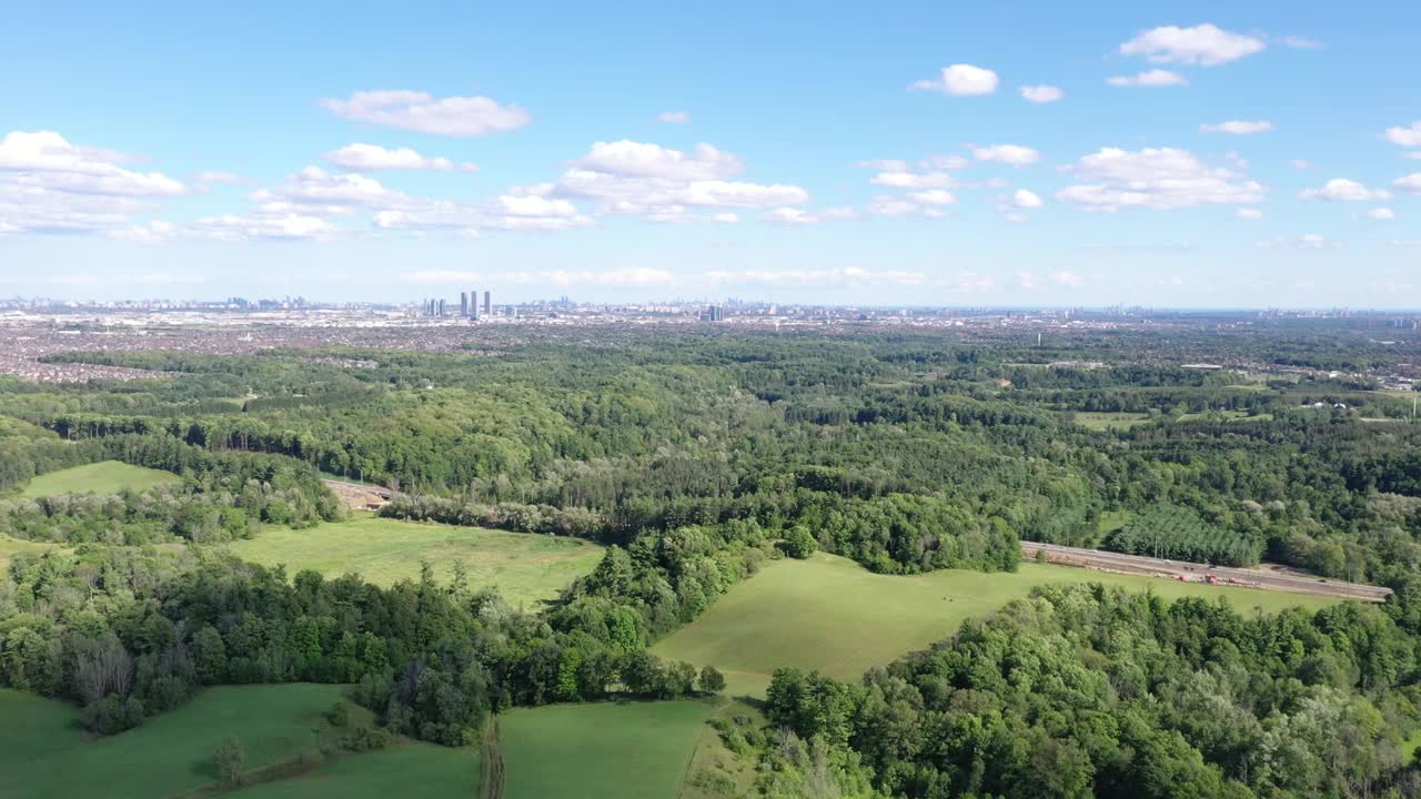 空中Kleinburg小镇景观，安大略省，加拿大视频下载