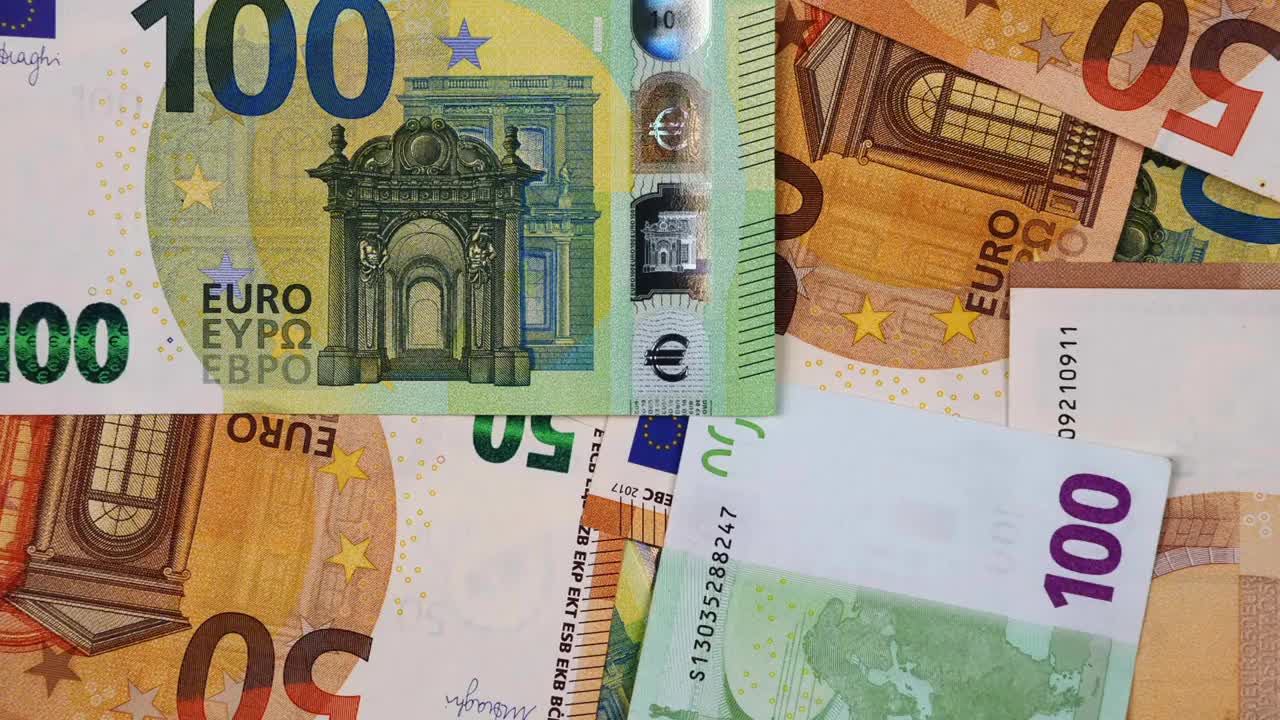 欧元现钞背景。俯视图旋转不同的欧元纸币。欧洲单一货币。前视图。4 k的视频视频下载