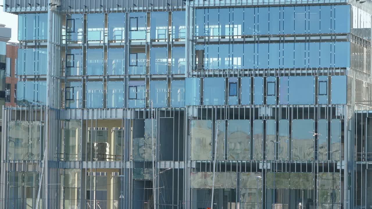 爱沙尼亚的玻璃墙建筑视频下载