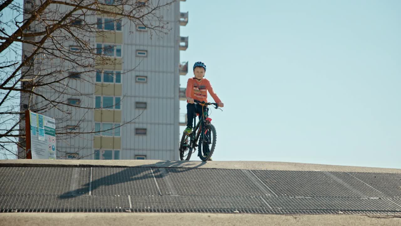 男孩骑自行车的肖像视频素材