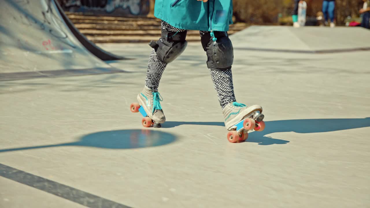 在滑板公园溜冰的年轻女子视频素材