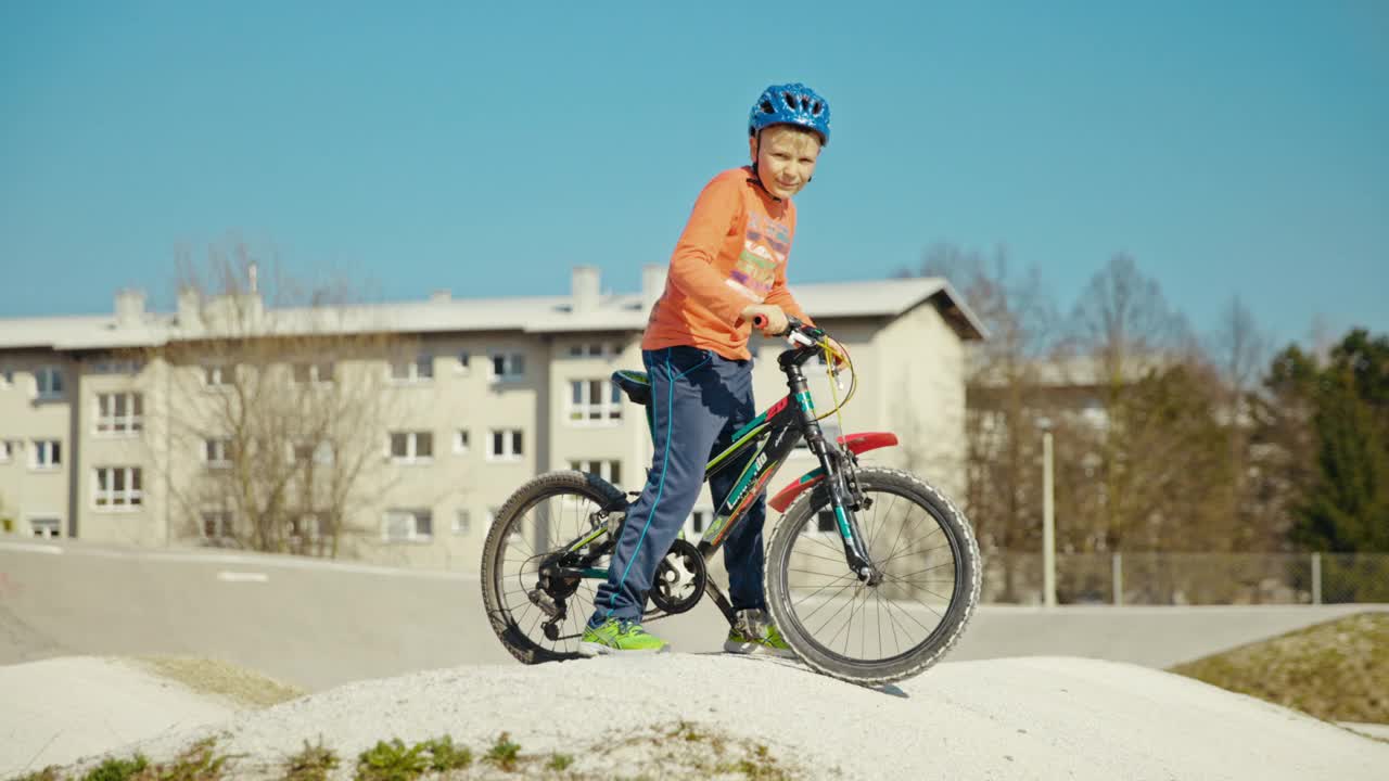 男孩在自行车道上骑自行车视频素材