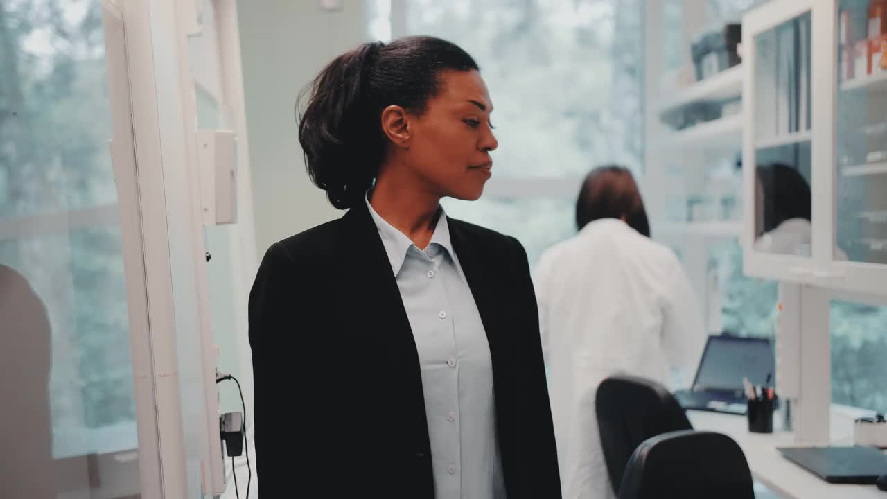 自信的女商人站在实验室里的肖像视频素材