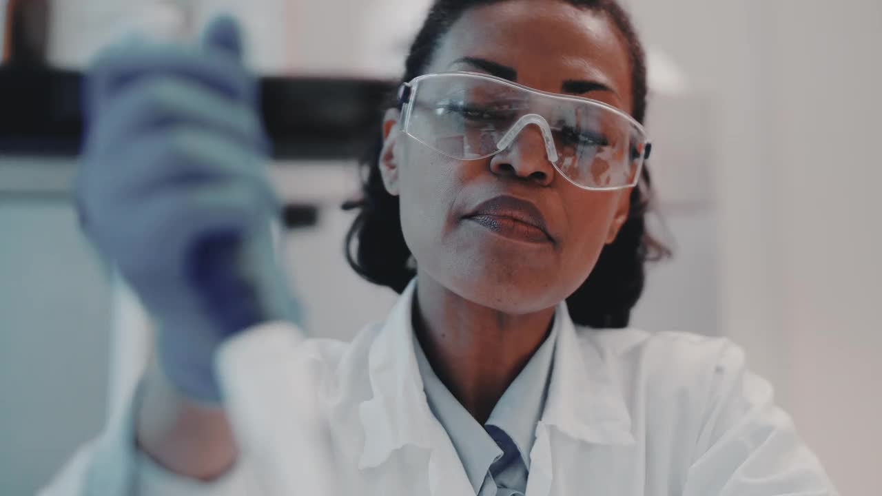 成熟的女科学家在实验室做实验视频素材