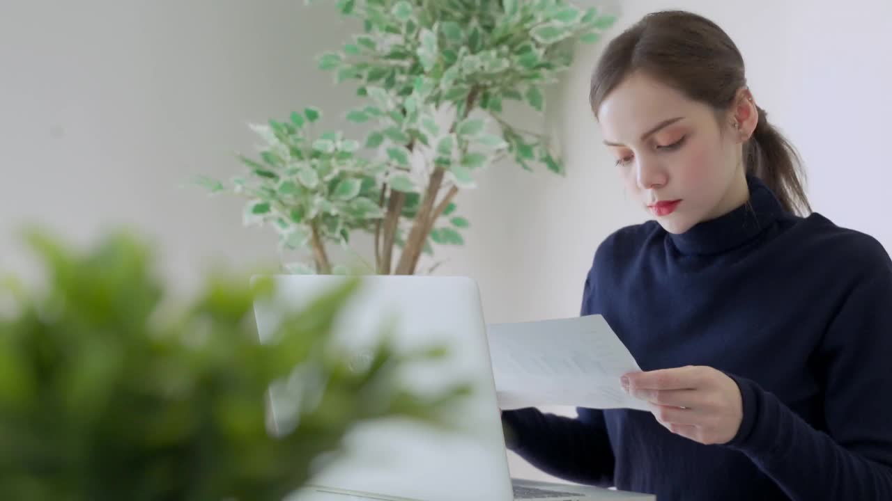 女人在电脑上存钱理财信息在家工作的概念视频下载