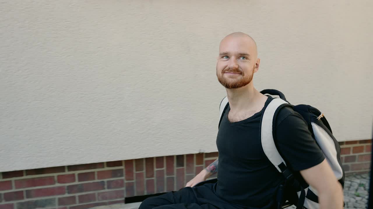 一个坐在轮椅上和朋友一起去参加运动训练的人视频素材