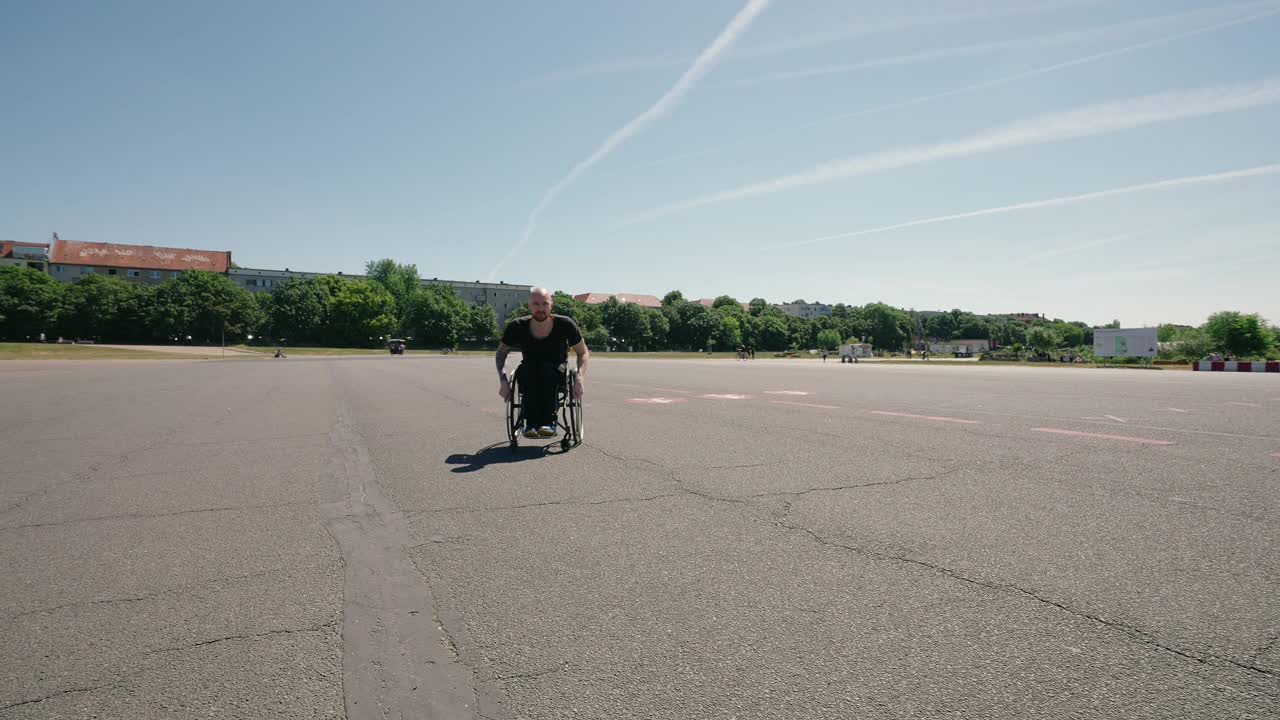 在轮椅上做前轮特技的快乐残疾人视频素材