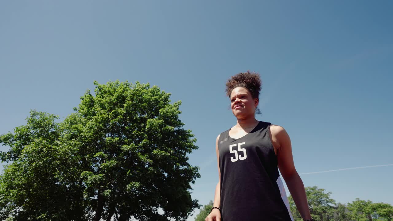 女子篮球运动员在夏天的户外练习视频下载