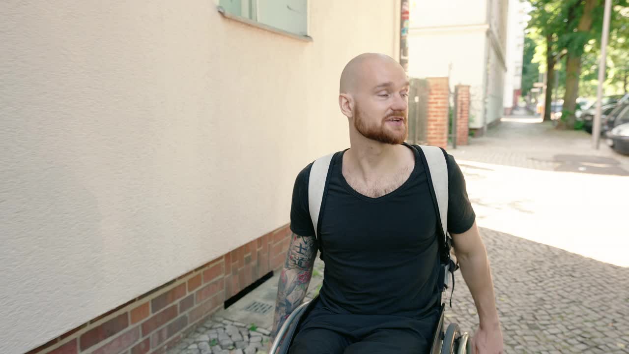 在人行道上坐着轮椅的残疾人视频素材