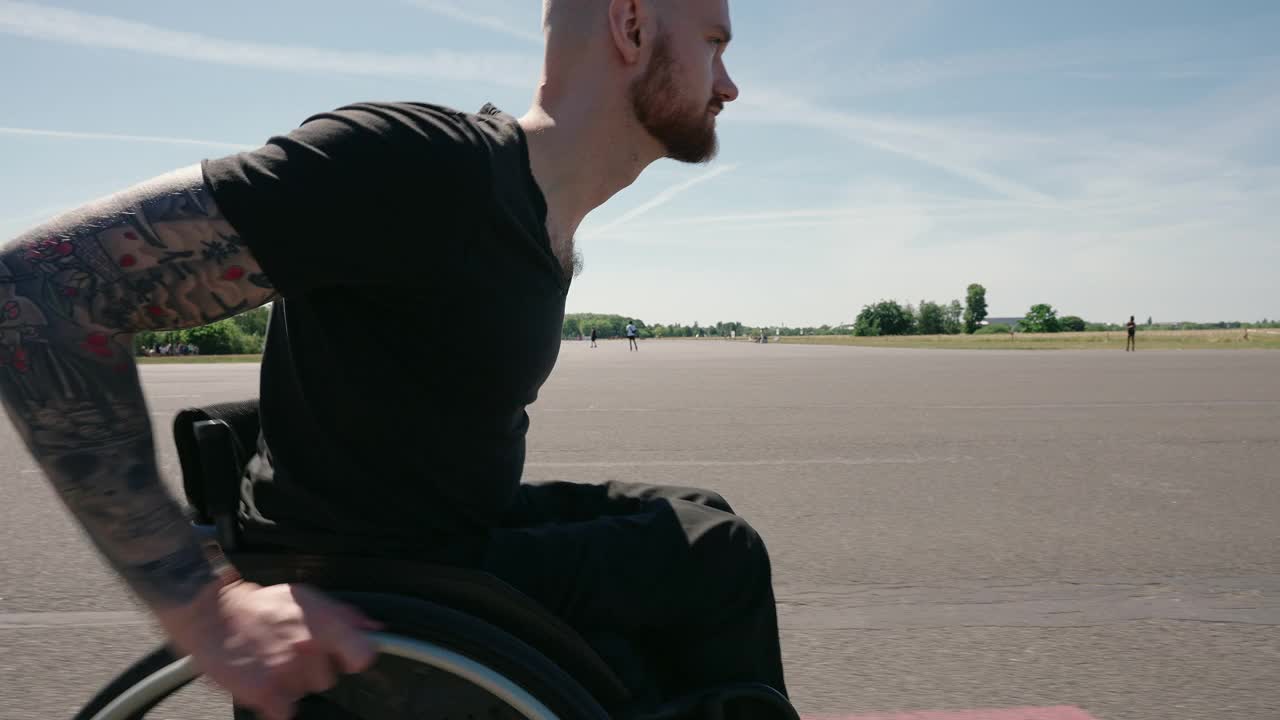 残疾运动员在轮椅上进行户外训练视频素材