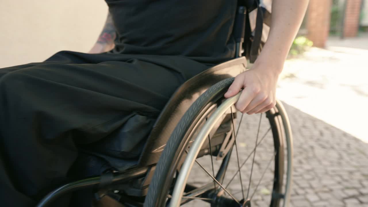 在户外坐轮椅的残疾人视频素材