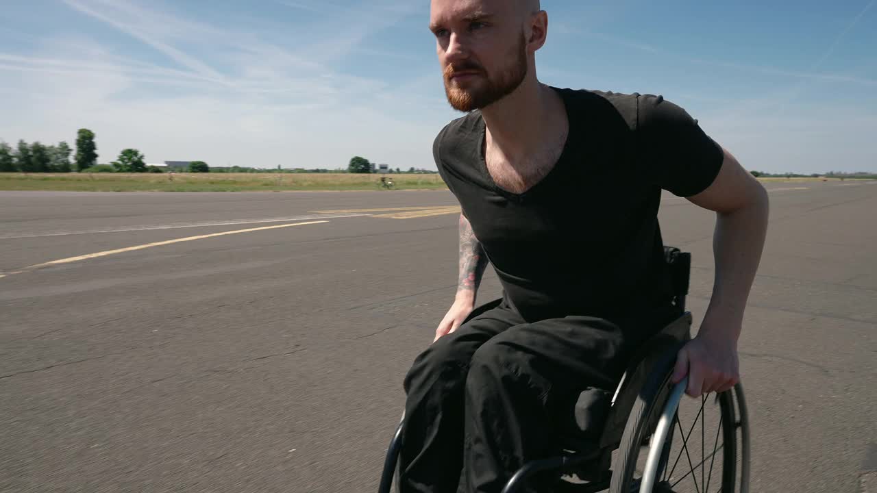 残疾人在户外轮椅上锻炼视频素材