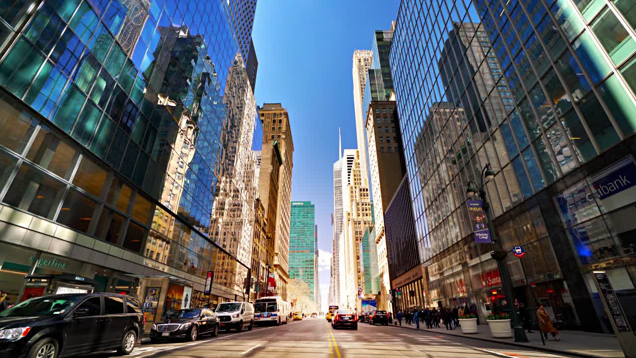 早晨的纽约大街。金融区的日出。视频下载