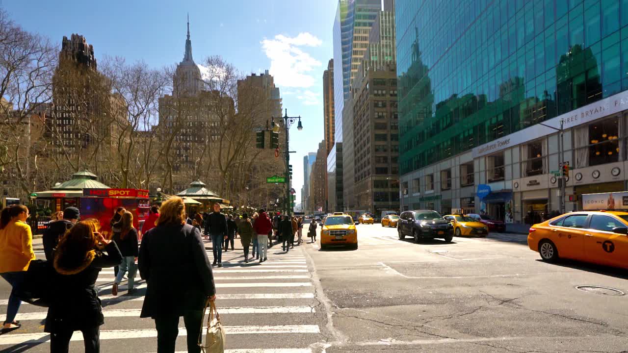 曼哈顿。金融大厦。人群。阳光灿烂的日子视频素材