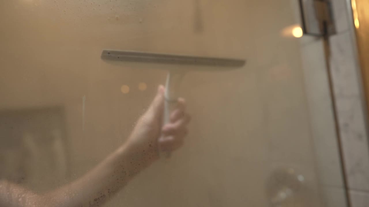 用手擦有雾的淋浴门视频下载