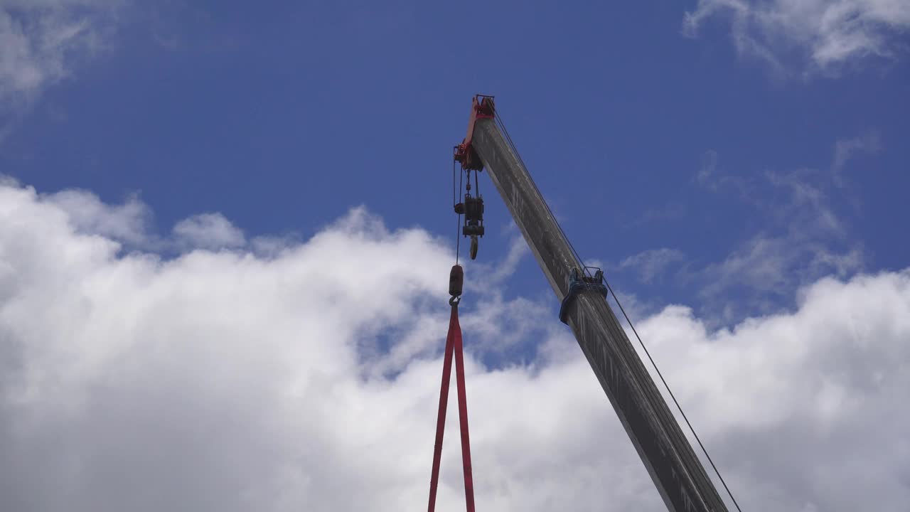 工业起重机在现场操作和吊装建筑材料。视频下载