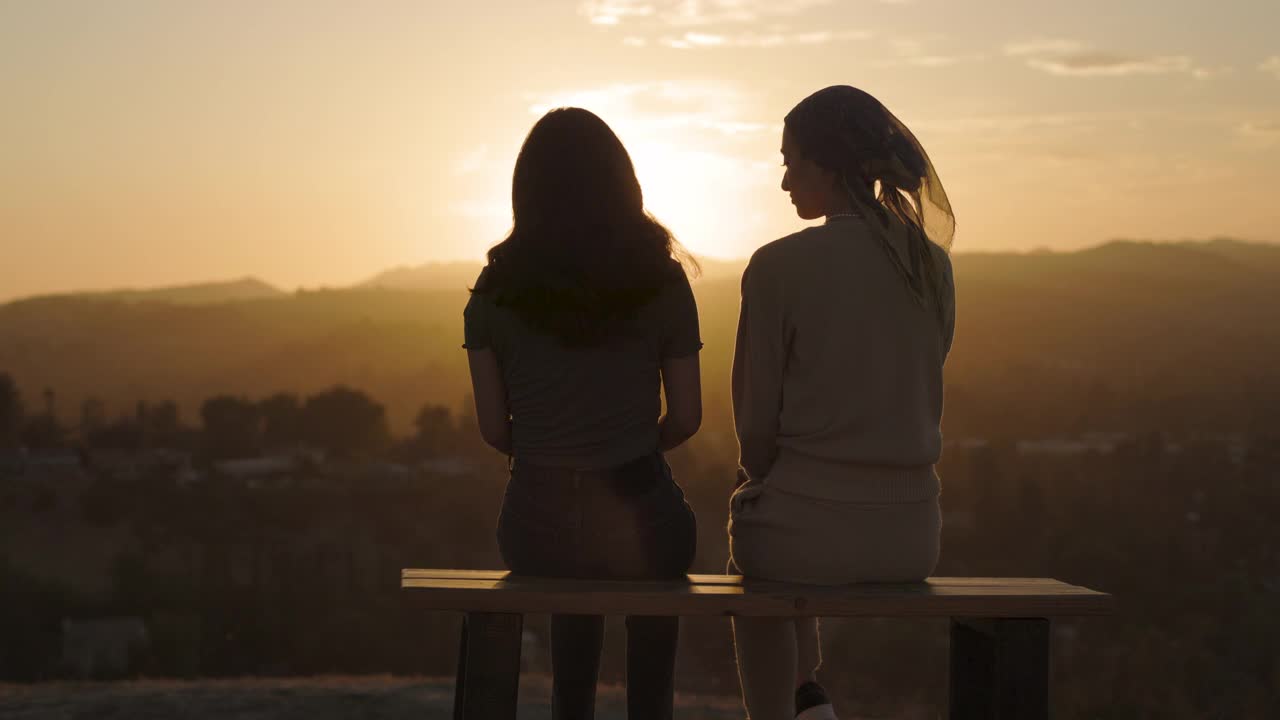 夕阳下的两个女人视频素材
