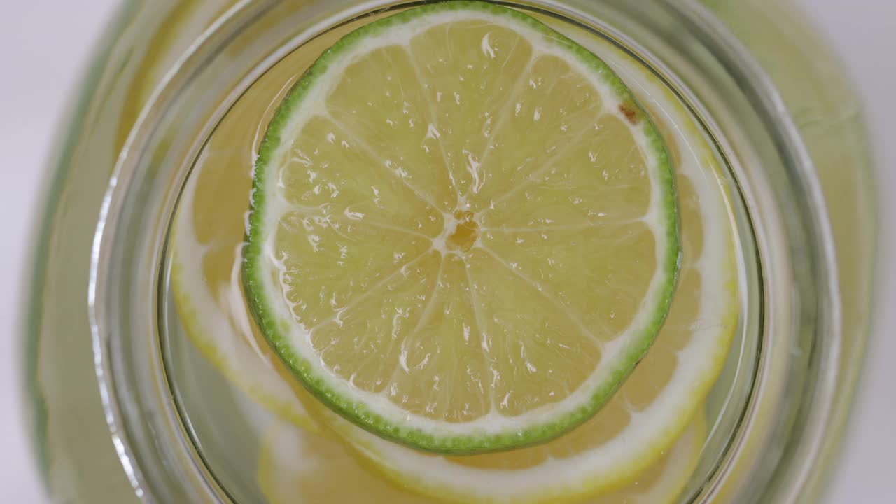 酸橙和柠檬浸泡水视频下载