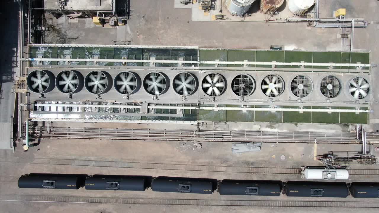 无人机观点的一个天然炼油厂冷却机组视频下载