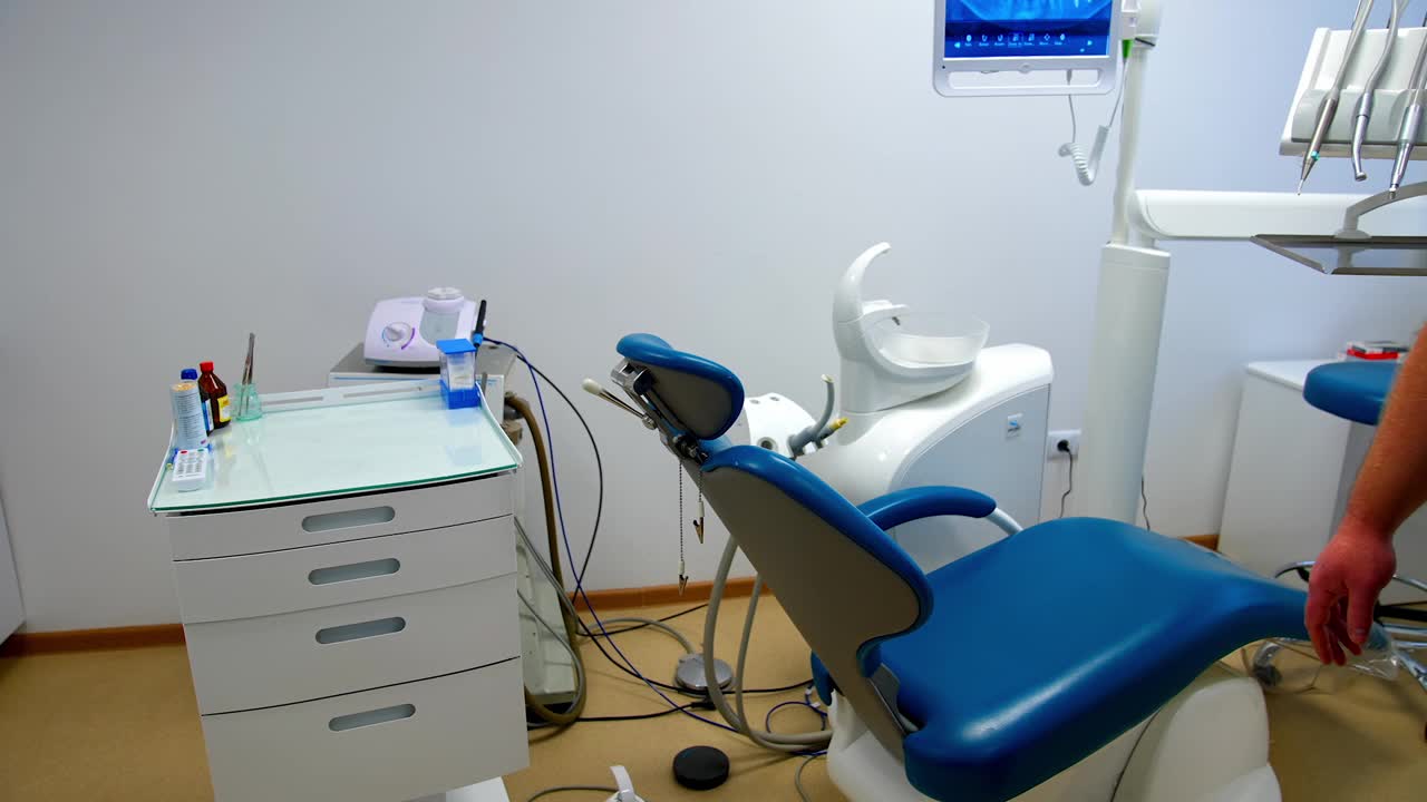 牙科诊所。全新的现代化牙科诊所办公室内部配有椅子视频下载