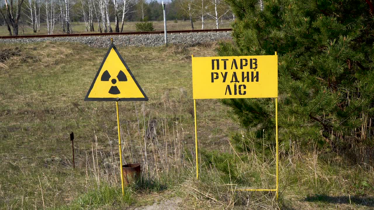 放射性危险的警告信号。切尔诺贝利隔离区视频下载