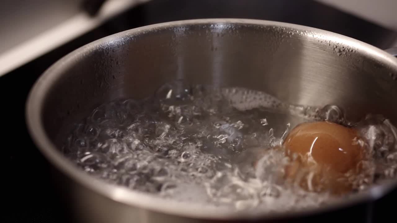 准备煮鸡蛋做早餐视频素材
