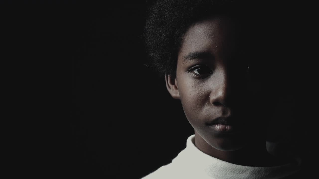 一个小男孩的肖像，低调的心情视频下载