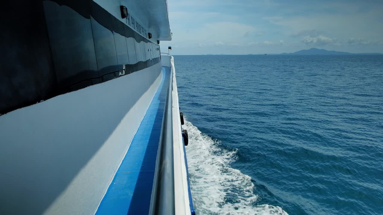 快速航行的船只产生的白色气泡和溅水波。视频下载