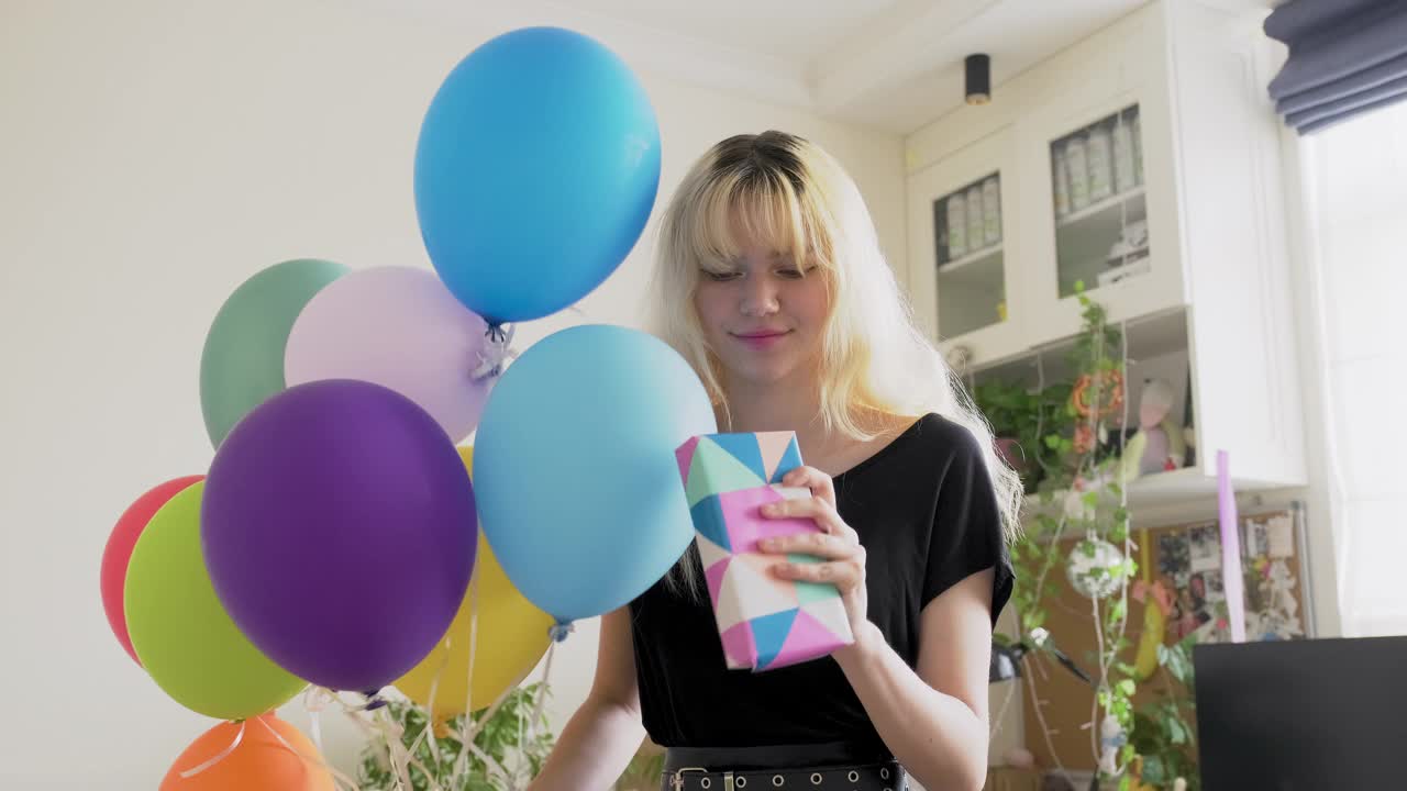 生日聚会，少女与彩色气球和惊喜礼盒视频下载