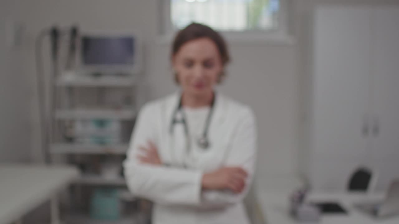 选择性聚焦拍摄女医生对着镜头微笑视频下载