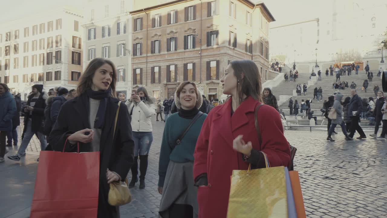 意大利罗马，妇女们在圣诞节期间购物视频素材