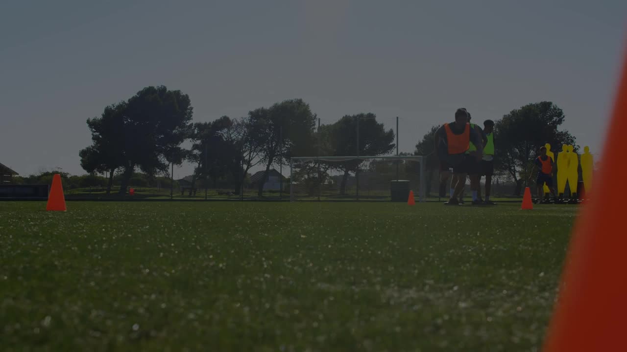 足球运动员在足球场上练习的网络动画视频下载