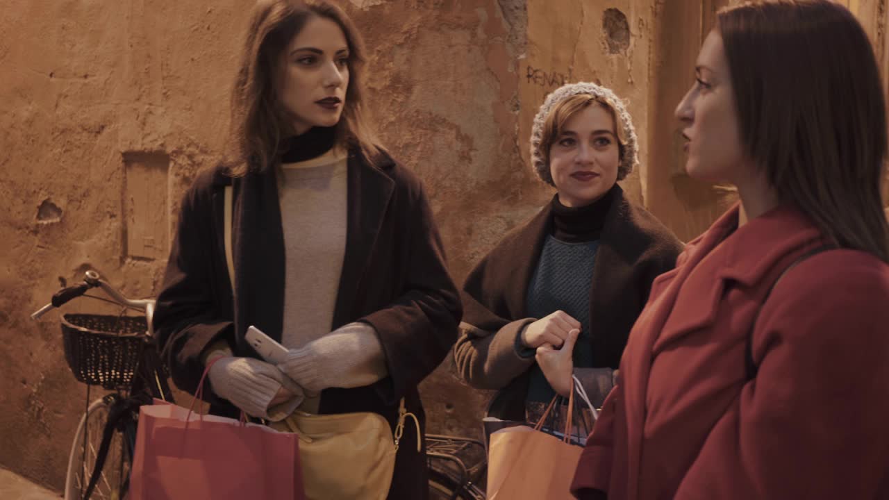 意大利罗马，妇女们在圣诞节期间购物视频下载
