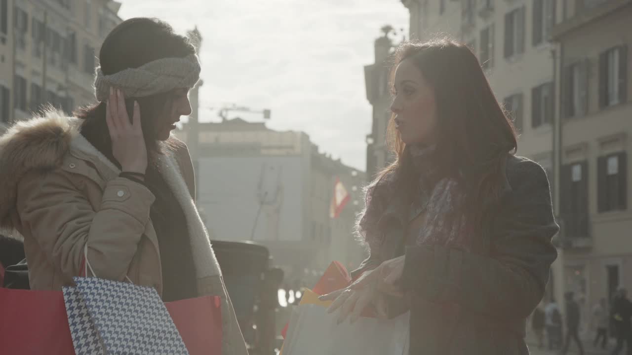 意大利罗马，妇女们在圣诞节期间购物视频素材