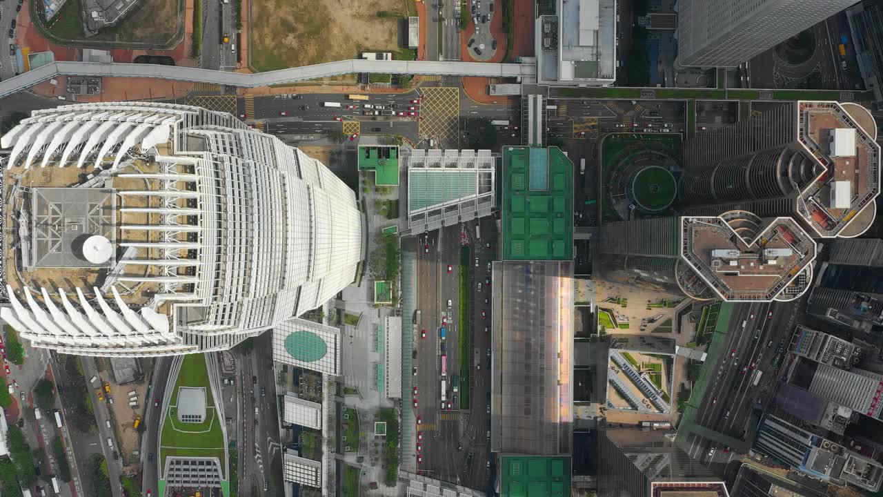 阳光明媚的香港市中心最高的建筑大厦空中顶部全景4k视频下载