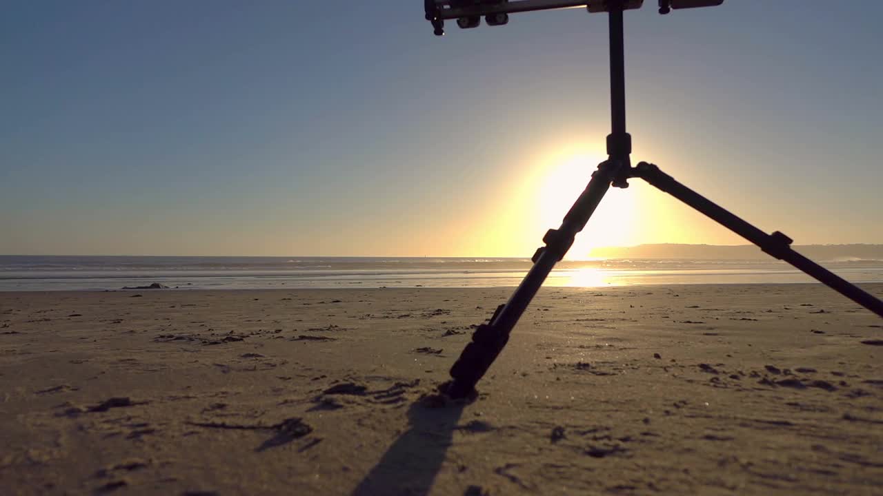 日落时，电子滑块站在沙滩上，慢动作120帧/秒视频下载