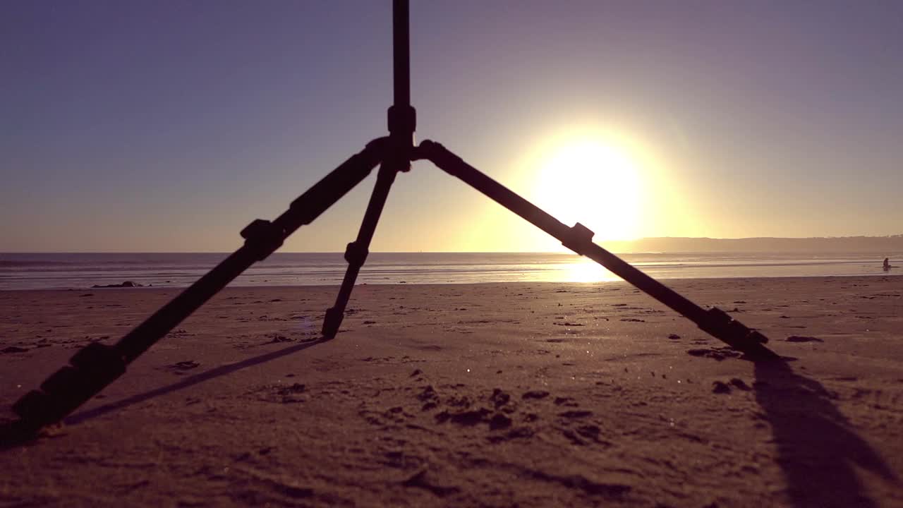 日落时，电子滑块站在沙滩上，慢动作120帧/秒视频素材