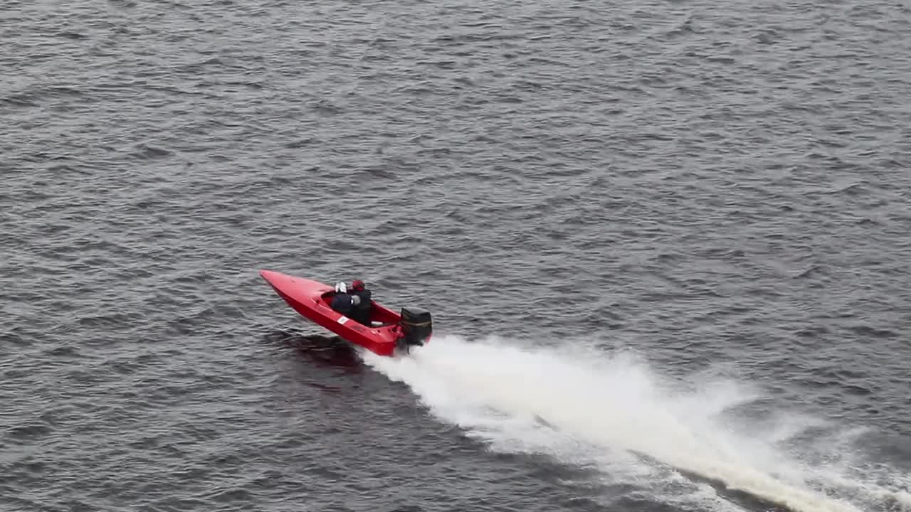 芬兰拉彭兰塔，沿着塞玛湖飞驰的小船视频下载