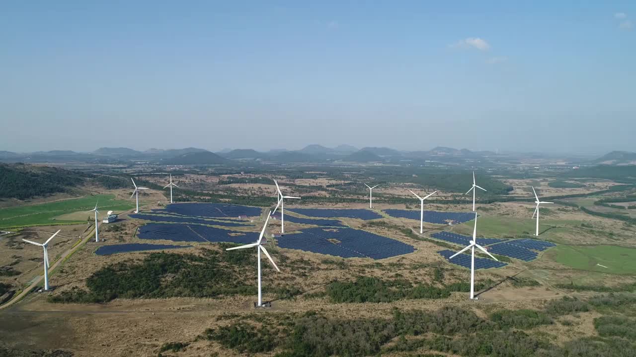 太阳能集热器和风力涡轮机/韩国济州岛视频素材