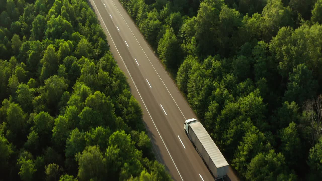公路运输卡车工业森林自然公路汽车交付视频下载