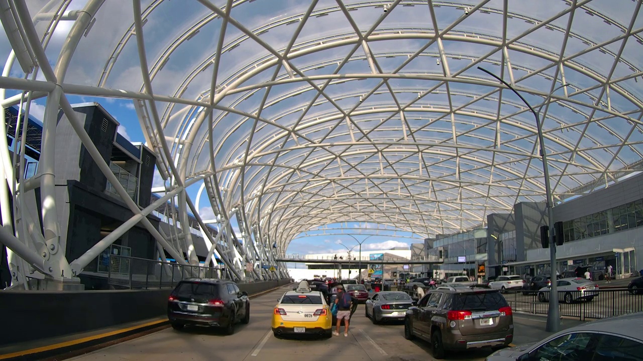 交通繁忙的亚特兰大机场和国内的乘客都戴着口罩出发和到达区域。视频素材