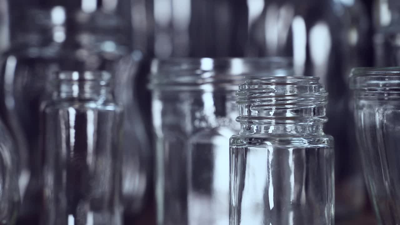空玻璃瓶。视频下载