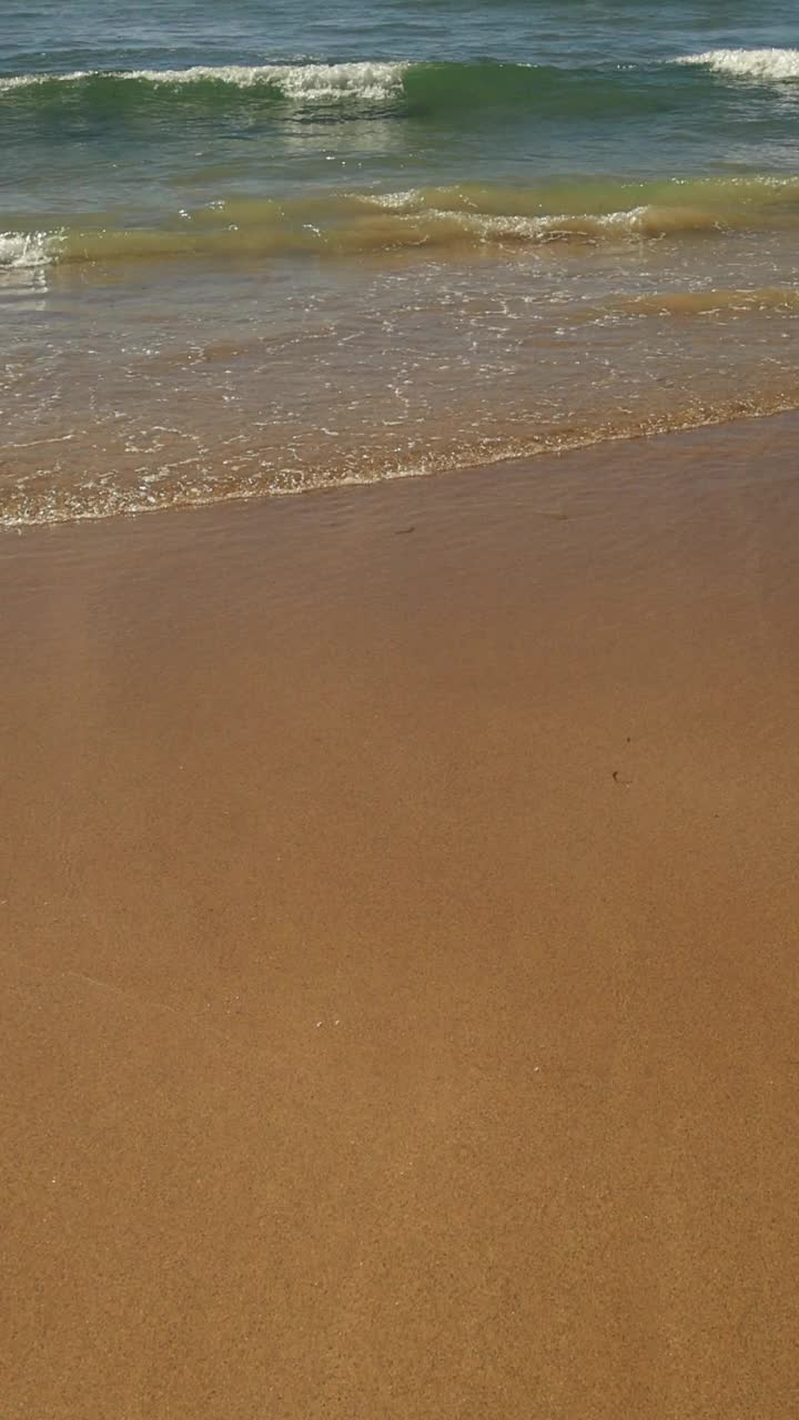 沙滩上的波浪。个人观点。视频下载