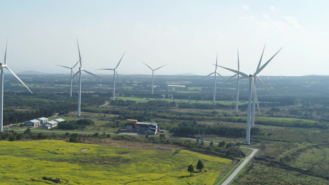 风力涡轮机/韩国济州岛视频素材