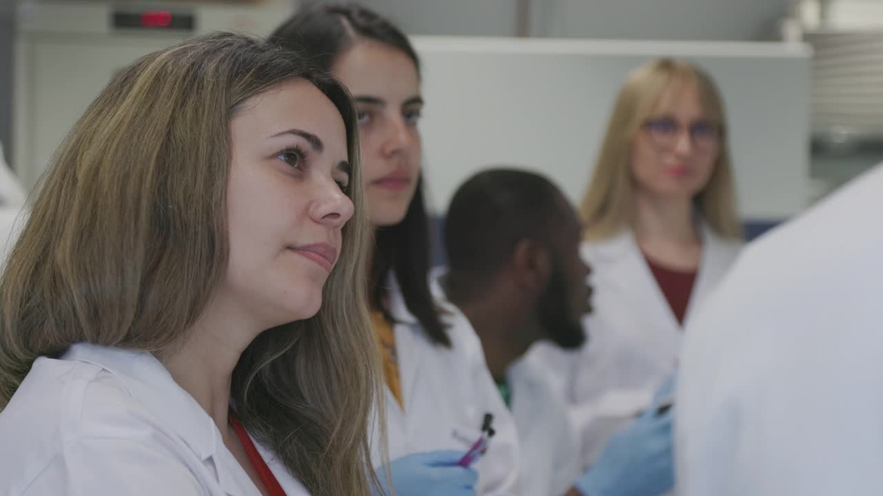 一组生物技术科学家正在实验室开会视频下载