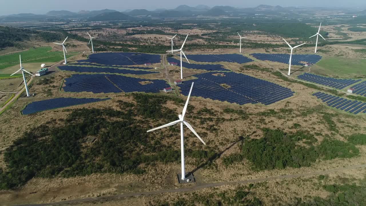 太阳能集热器和风力涡轮机/韩国济州岛视频素材