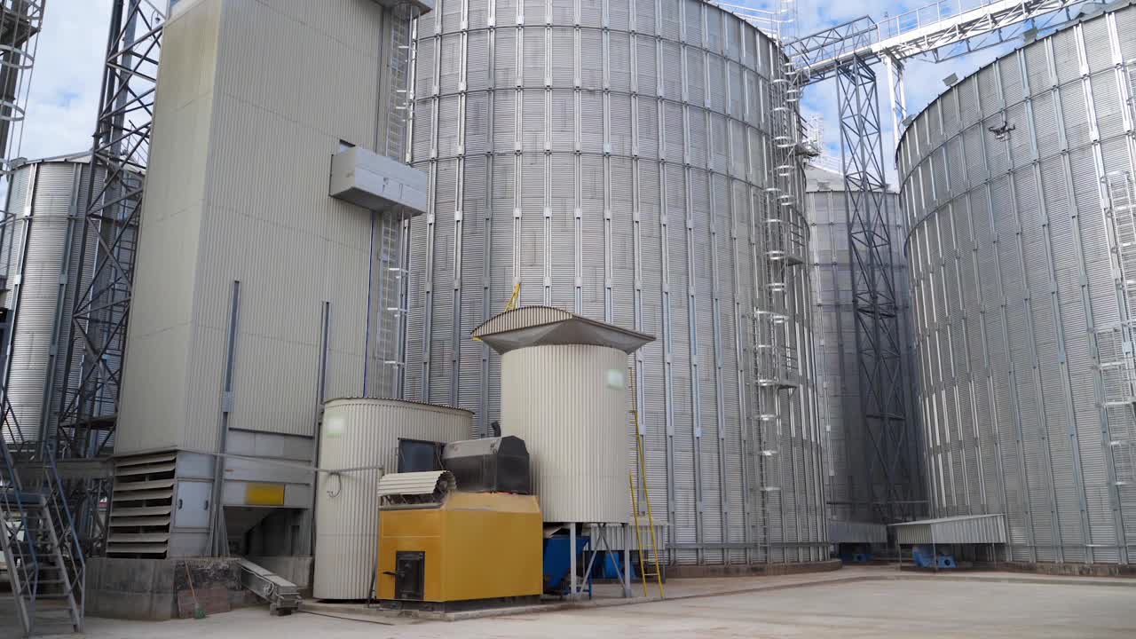 现代工业的外观。用于储存和加工农产品的大型谷物升降机。一个工厂的创新机库。视频下载