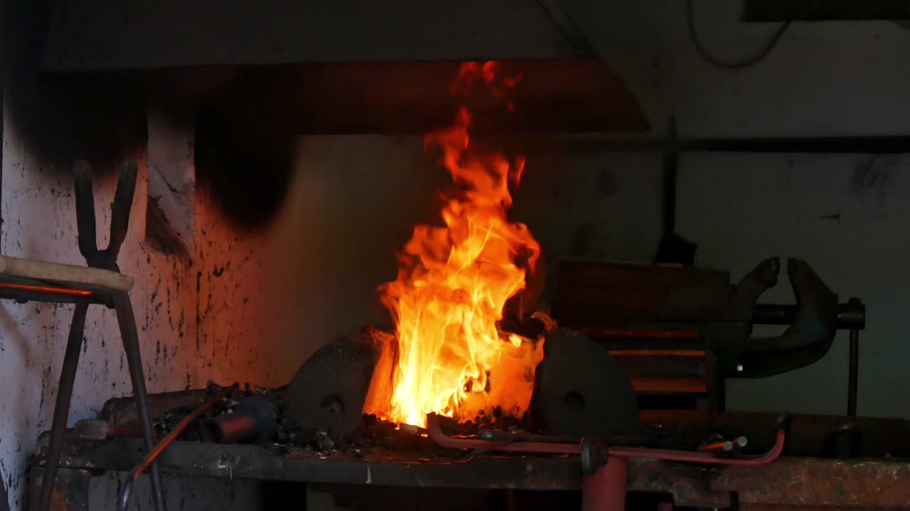 看燃烧的火和熔炉在铁匠铺。视频下载