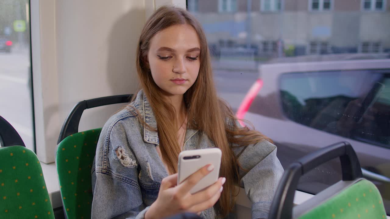 疲惫的女性市民玩手机，聊天，发短信，在公共交通上睡觉视频素材